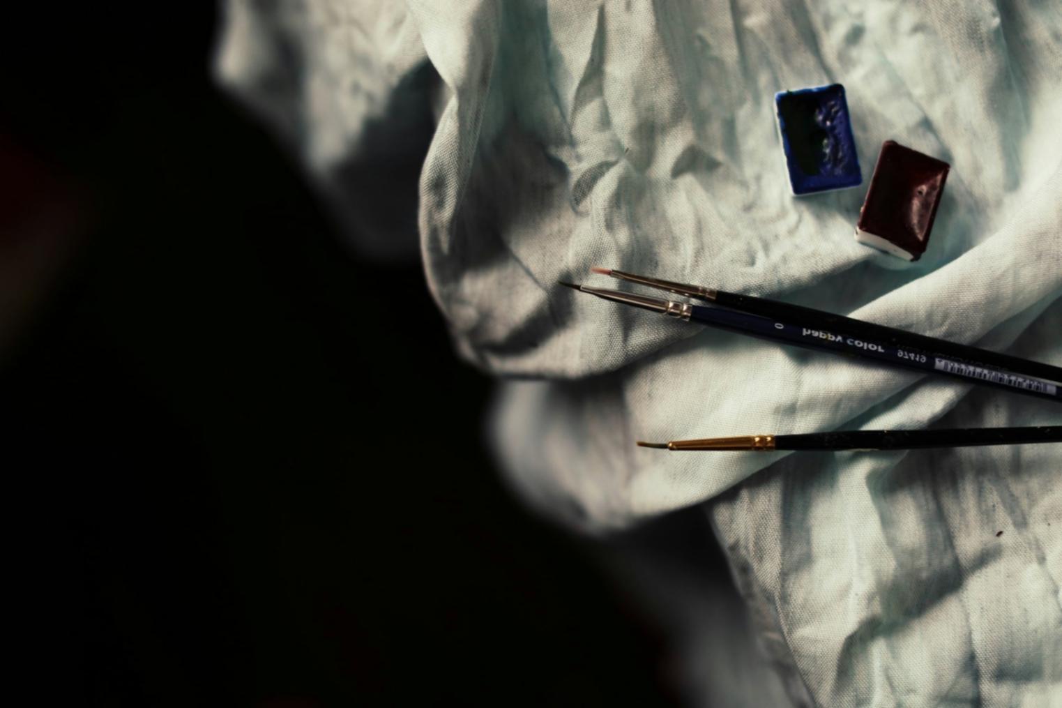 Proceso de trabajo en sesión de dibujo del natural con modelo en vivo