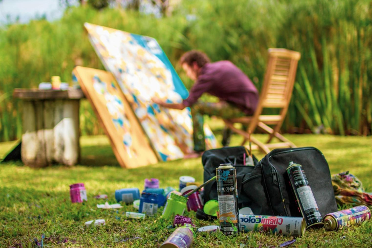 Artista trabajando en dibujo del natural con enfoque en observación directa